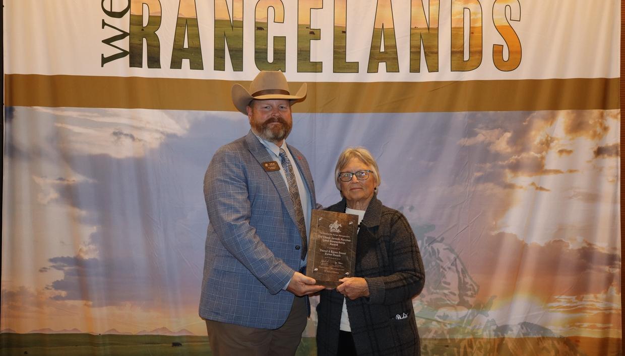 SRM 2025 President Jeff Goodwin presents the Jareck Stewardship Award to Sweet Ranch